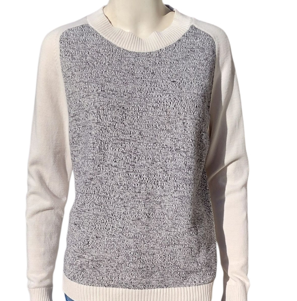 9318....Women's Gap Long Sleeve Pullover Sweater Size Medium